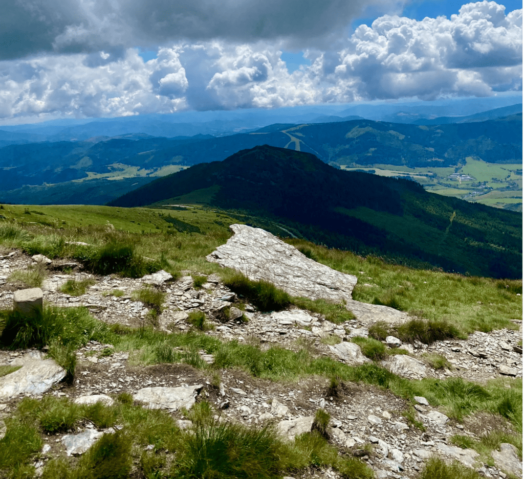 Pohľad na Telgárt pri vystupe na Kraľovú Hoľu po trase zo Šumiaca.