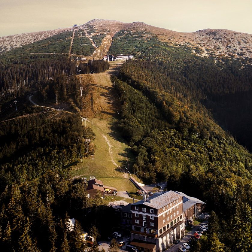 Letný pohľad hotela Srdiečko v Trangoške s panorámou Chopku.